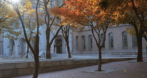 가을 근대건축물 앞에서